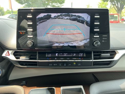 Used 2023 Toyota Sienna LE AWD/4WD image 19