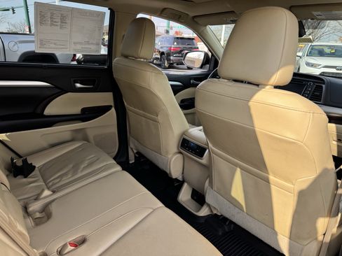 Used 2019 Toyota Highlander XLE image 40