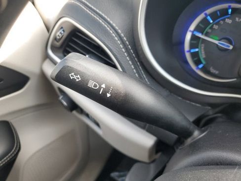 Used 2024 Chrysler Pacifica Select image 25