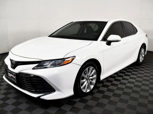 Used 2018 Toyota Camry LE image 2