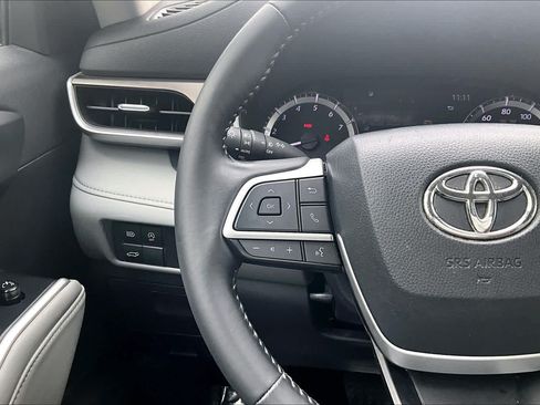 Used 2023 Toyota Highlander XLE AWD/4WD image 22