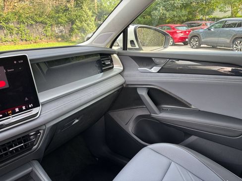Used 2026 Volkswagen Tiguan SE AWD/4WD image 36