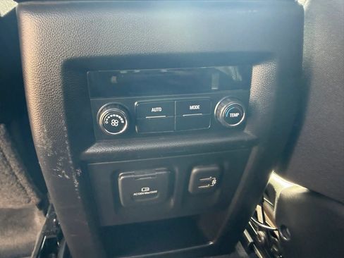Used 2021 Chevrolet Traverse LT w/ LT Premium Package AWD/4WD image 31