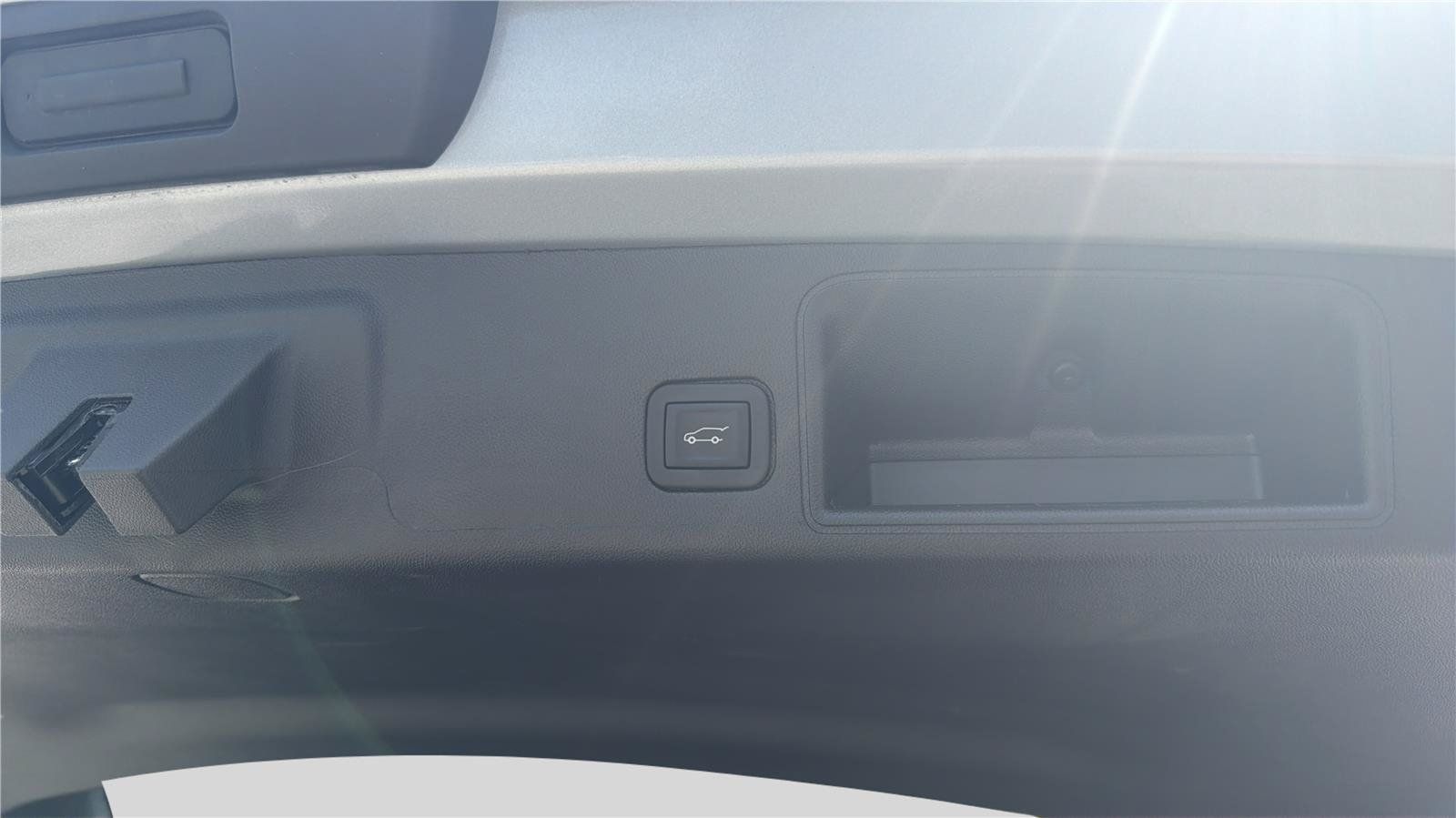 Used 2024 GMC Terrain SLE w/ Driver Convenience Package FWD image 20
