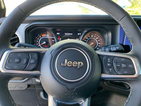 Used 2025 Jeep Wrangler Sahara image 27