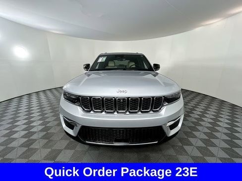Used 2023 Jeep Grand Cherokee Limited w/ Luxury Tech Group II image 3