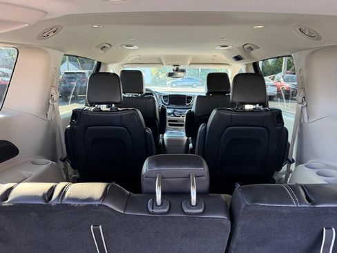 Used 2024 Chrysler Pacifica Touring-L FWD image 22