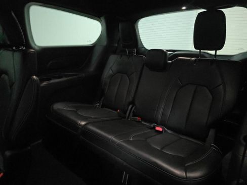 Used 2025 Chrysler Pacifica Select image 8