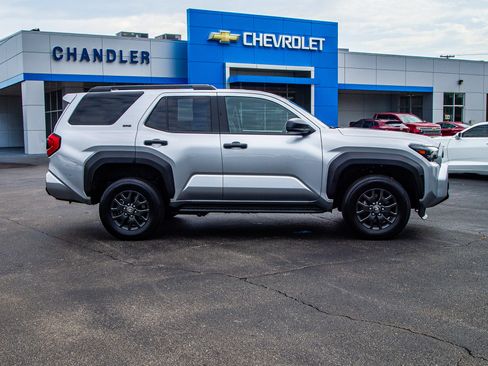 Used 2025 Toyota 4Runner SR5 AWD/4WD image 8