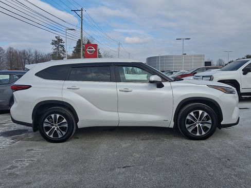 Used 2023 Toyota Highlander XLE image 7