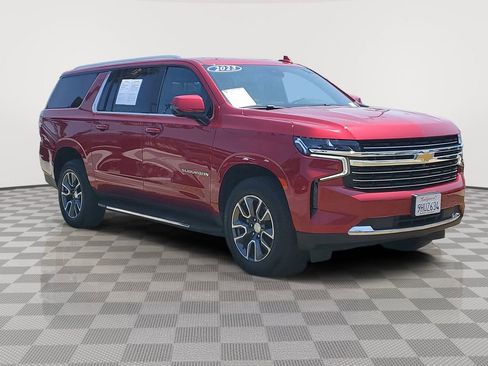 Used 2023 Chevrolet Suburban LT w/ LT Signature Package AWD/4WD image 3