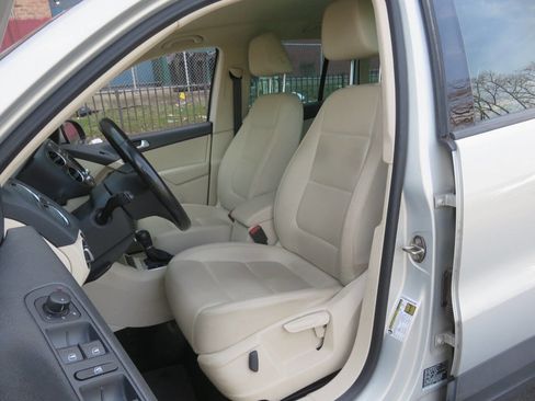 Used 2015 Volkswagen Tiguan S image 10