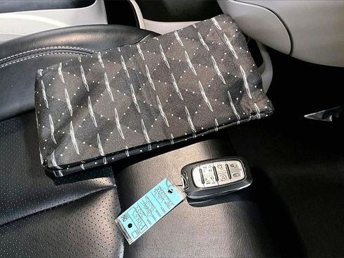 Used 2023 Chrysler Pacifica Touring-L image 34