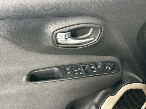 Used 2016 Jeep Renegade Latitude w/ Popular Equipment Group AWD/4WD image 19