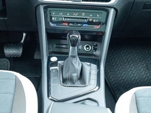 New 2026 Volkswagen Taos SE FWD image 34