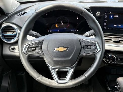 Used 2025 Chevrolet Trax LT w/ LT Convenience Package FWD image 11