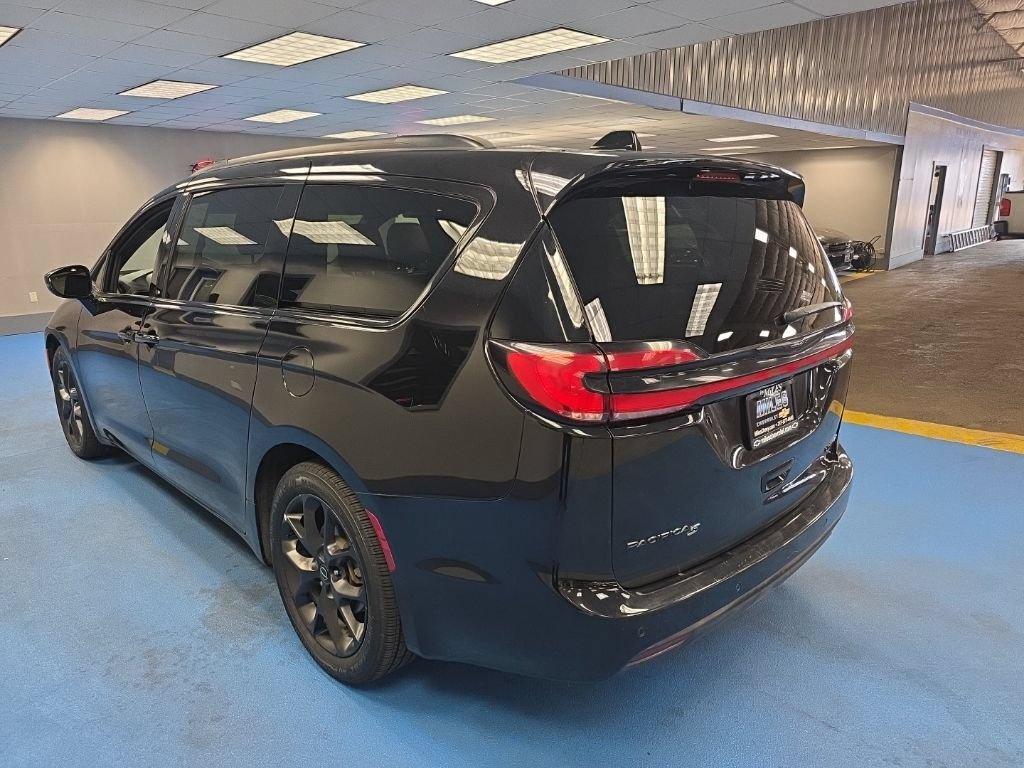 Used 2025 Chrysler Pacifica Limited FWD image 8