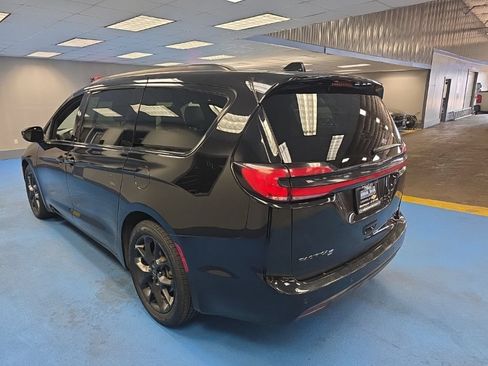 Used 2025 Chrysler Pacifica Limited FWD image 8