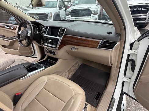 Used 2014 Mercedes-Benz GL 550 4MATIC image 19