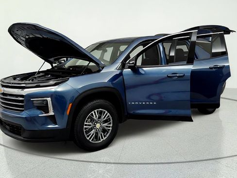 Used 2025 Chevrolet Traverse LT w/ Driver Confidence Package FWD image 9