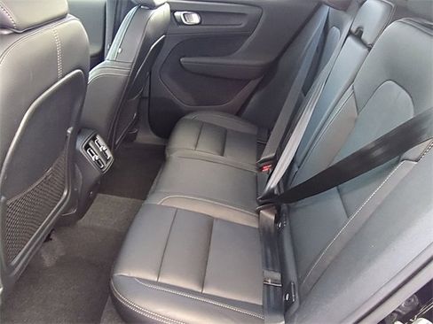 Used 2025 Volvo XC40 B5 Plus image 17