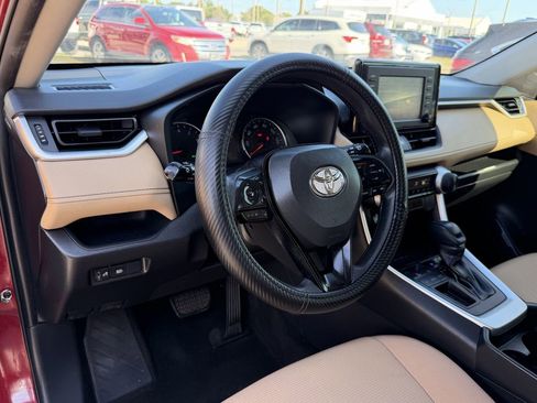 Used 2019 Toyota RAV4 LE FWD image 18