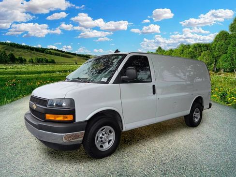 Used 2019 Chevrolet Express 2500 w/ Driver Convenience Package RWD image 3