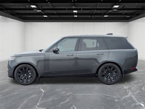 Used 2023 Land Rover Range Rover SE image 2