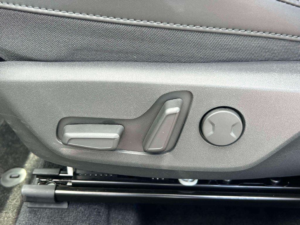 Used 2025 Kia Niro EX w/ EX Cold Weather Package FWD image 19
