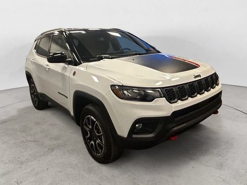Used 2025 Jeep Compass Trailhawk AWD/4WD image 7