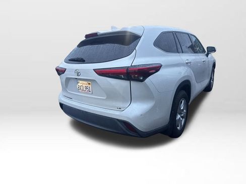 Used 2021 Toyota Highlander LE image 4