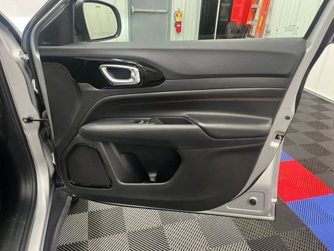 Used 2025 Jeep Compass Trailhawk AWD/4WD image 12