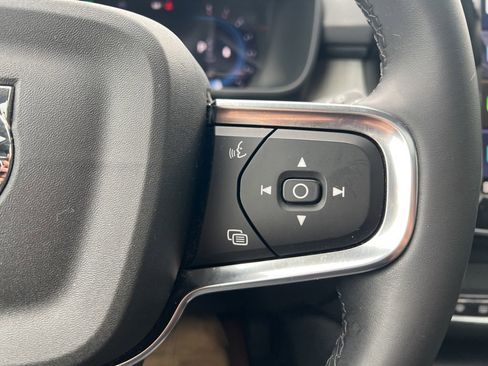 Certified 2023 Volvo XC40 B5 Plus w/ Protection Package Premier image 18