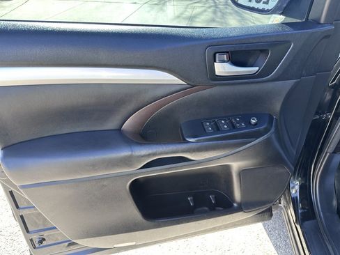 Used 2017 Toyota Highlander XLE image 12