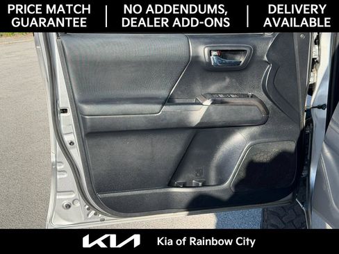 Used 2018 Toyota Tacoma TRD Sport image 12