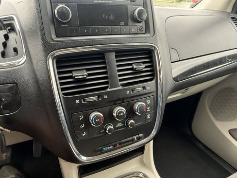 Used 2012 Dodge Grand Caravan SXT FWD image 18