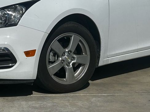 Used 2016 Chevrolet Cruze LT w/ Technology Package image 5