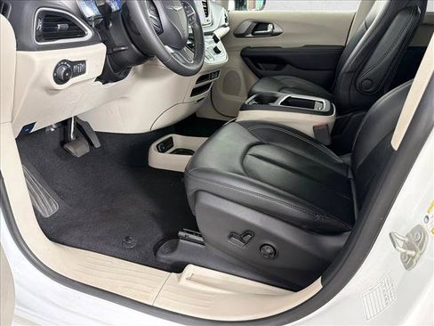 Used 2024 Chrysler Pacifica Touring-L FWD image 9