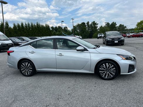 Used 2023 Nissan Altima 2.5 SV w/ SV Premium Package FWD image 2