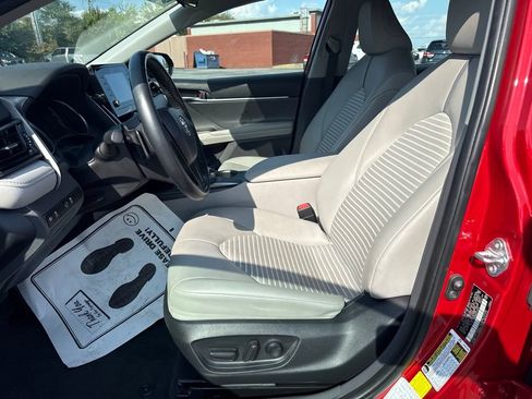 Used 2022 Toyota Camry SE image 11