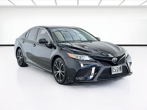 Used 2019 Toyota Camry SE w/ Carpet Mat Package FWD image 3