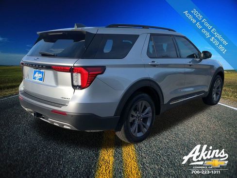 Used 2025 Ford Explorer Active w/ Active Comfort Package image 3