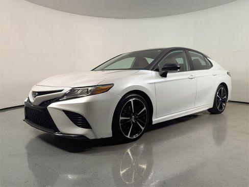 Used 2019 Toyota Camry XSE image 3