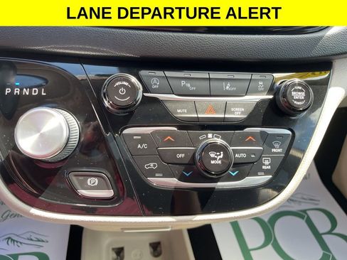 Used 2023 Chrysler Pacifica Touring-L FWD image 23