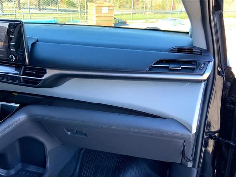 Used 2021 Toyota Sienna XLE image 17