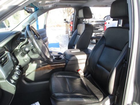 Used 2019 Chevrolet Suburban LT image 23