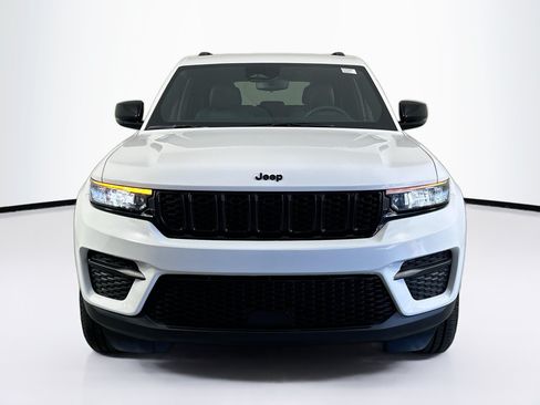 Used 2023 Jeep Grand Cherokee Altitude AWD/4WD image 2