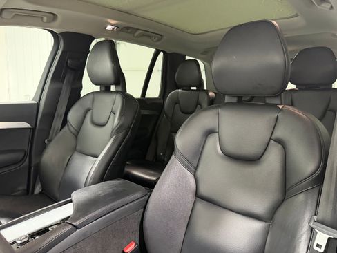 Used 2018 Volvo XC90 T5 Momentum w/ Convenience Package image 5
