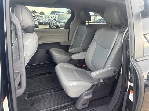 Used 2021 Toyota Sienna XLE FWD image 20