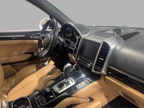 Used 2018 Porsche Cayenne w/ Premium Package image 20